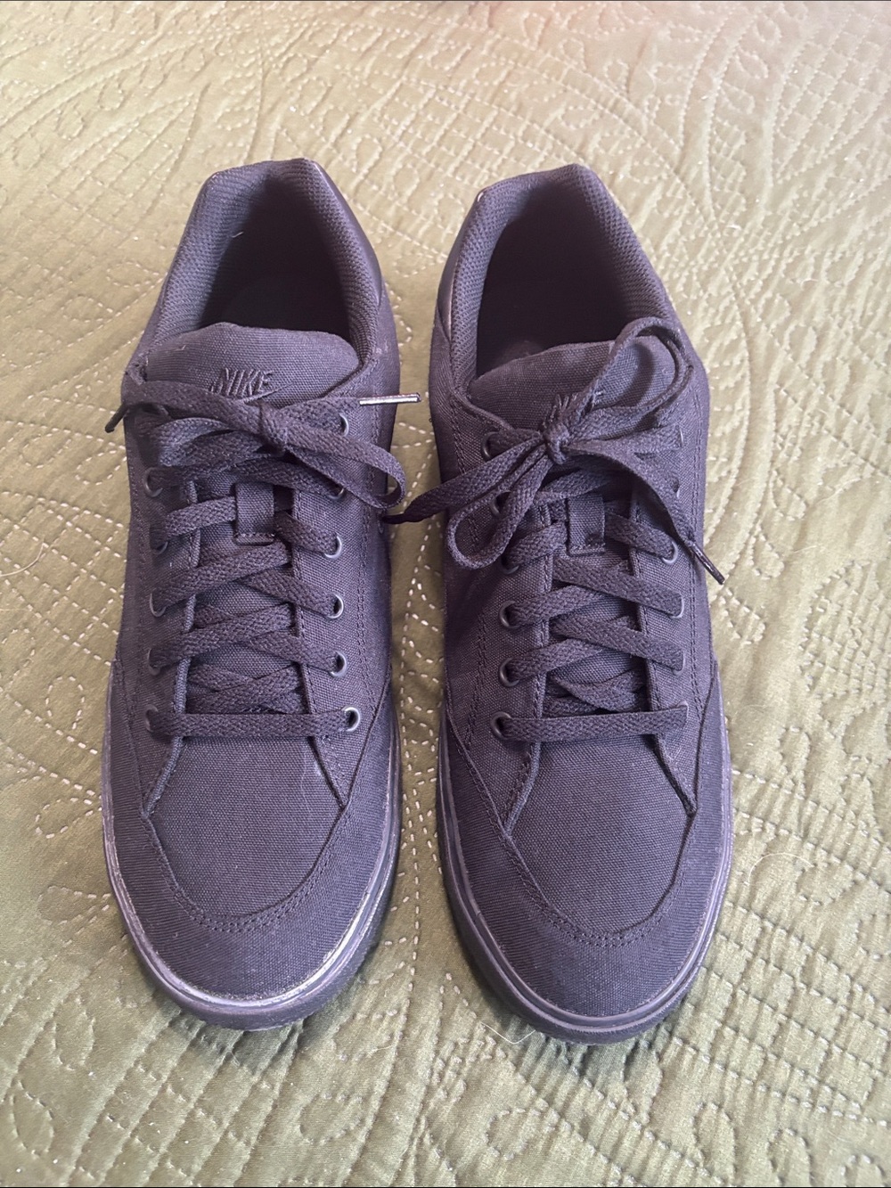 New Nike Men’s Black Canvas Low-Top Sneakers.